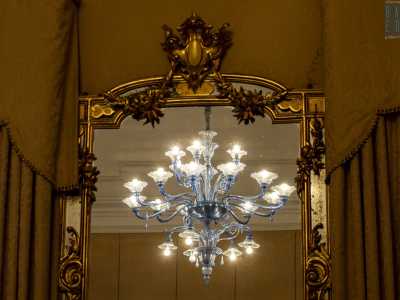 ...nella quale si riflette il lampadario centrale in vetro di Murano